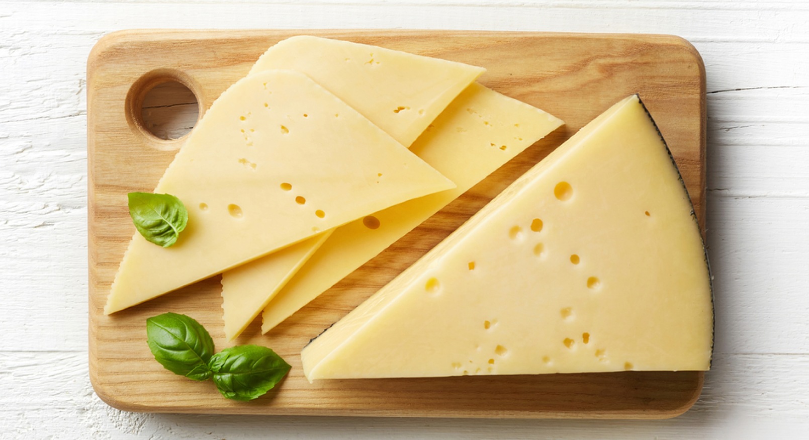 Сыр с низким содержанием жира. Сыр сверху. Сыр вид сверху. Сыр на доске. Ломтик сыра.